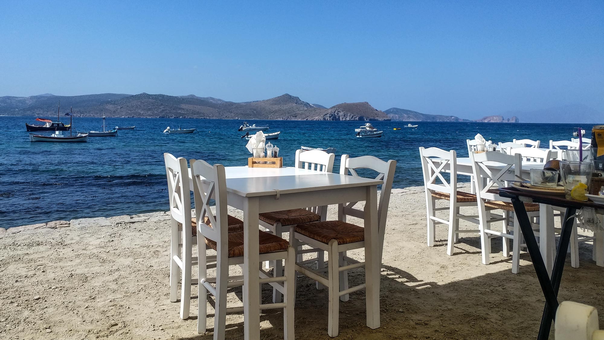 terasa restaurantului astakas, insula milos