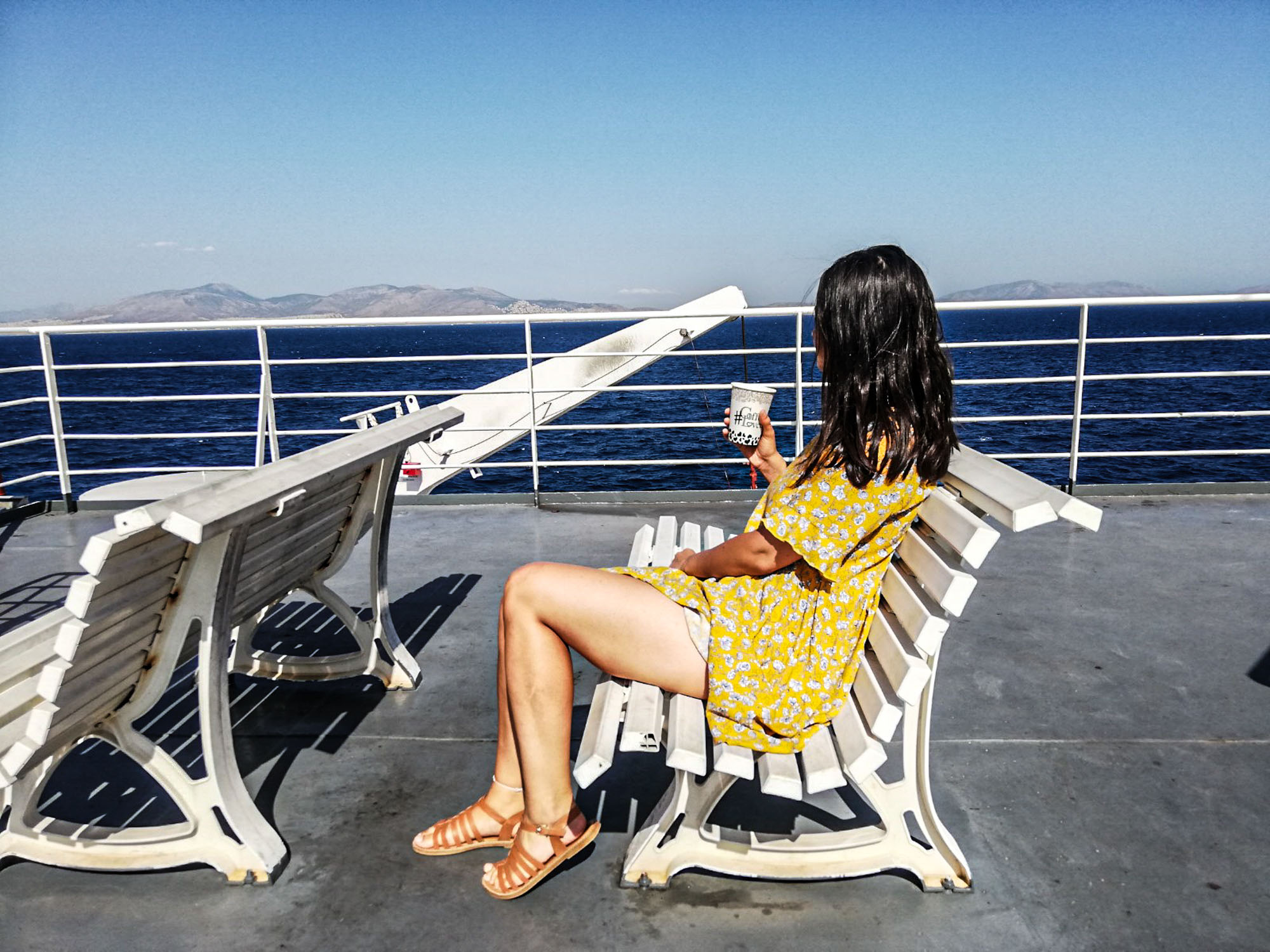 călătorie cu ferry spre insula milos grecia