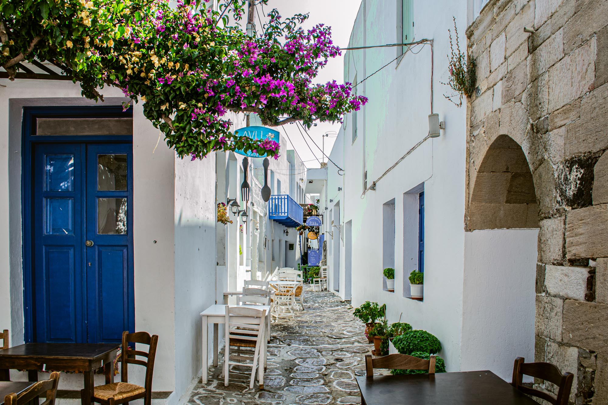 strada in plaka, milos