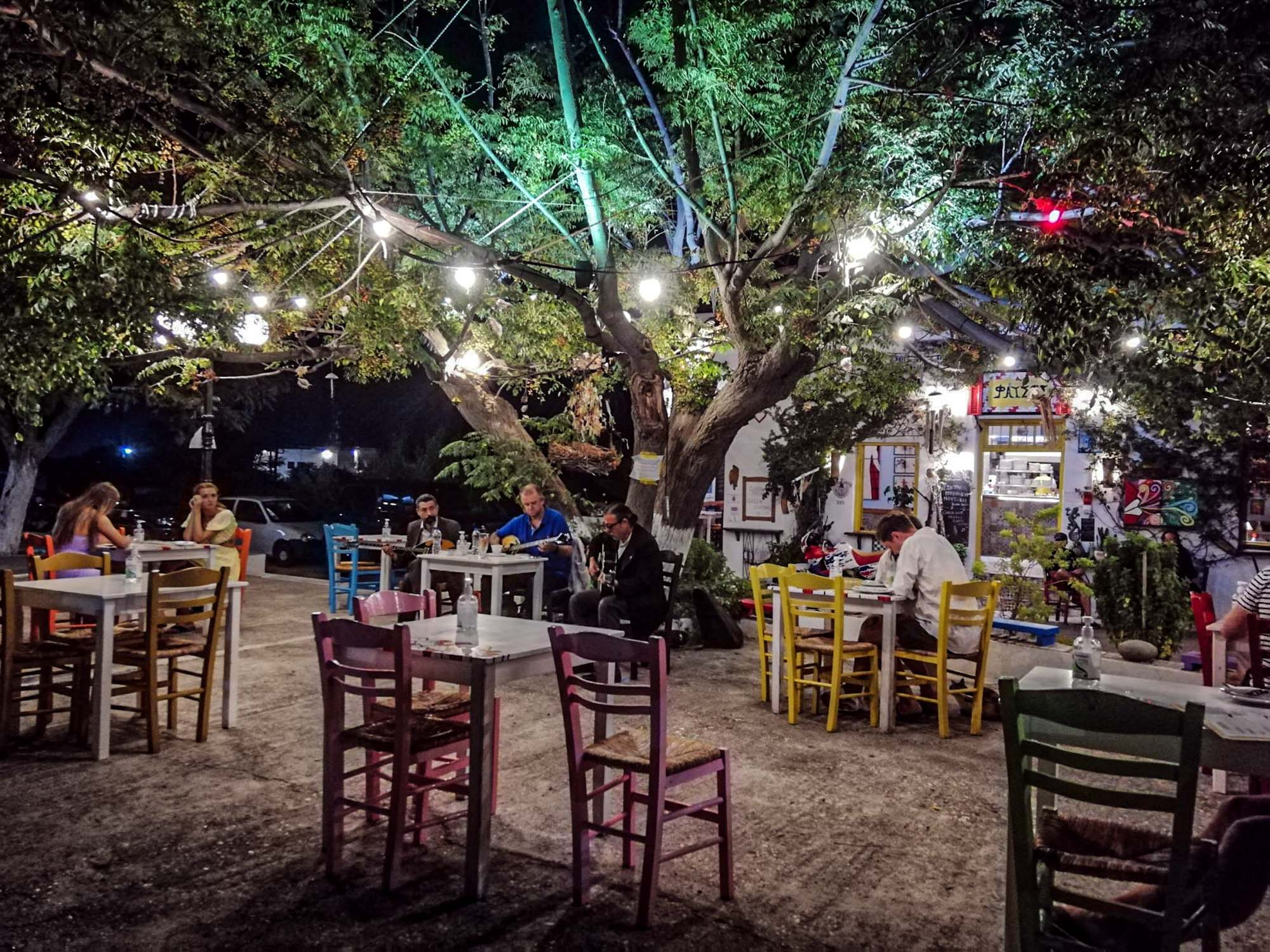 seara la terasă în plaka, insula milos