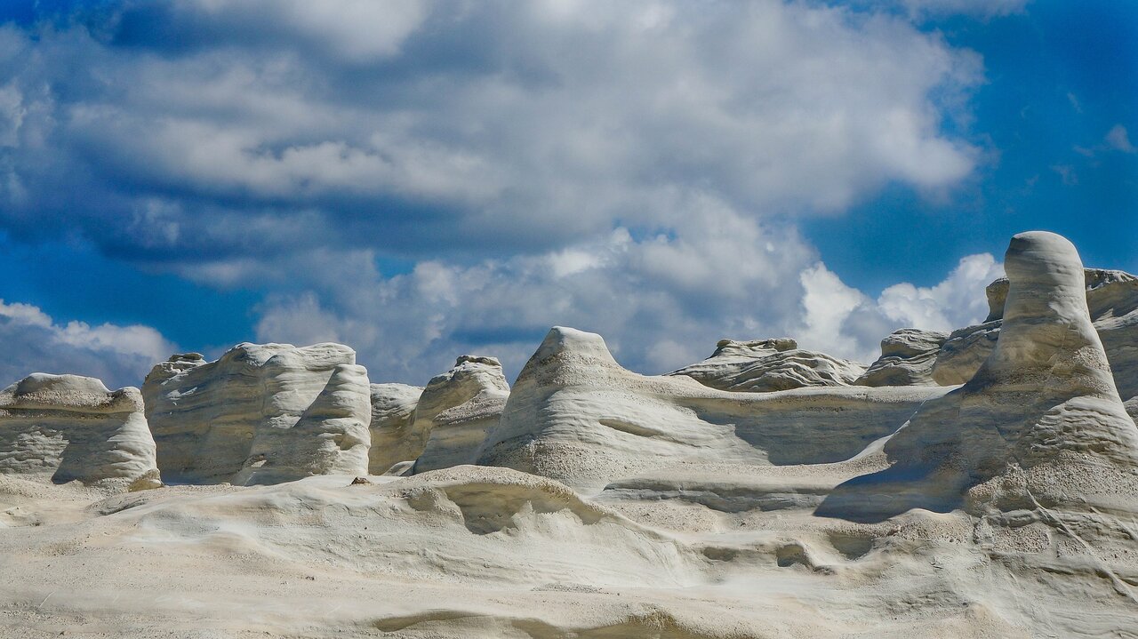 sarakiniko milos