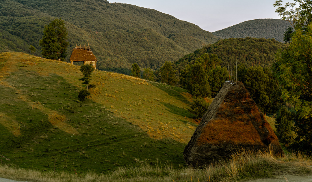 apuseni casute cu paie si apus 